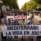 Pla general dels manifestants en la protesta per denunciar les problemàtiques humanitàries i la vulneració de drets humans als països de la Mediterrània.