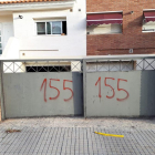 Los atacantes habrían arrancado unos lazos amarillos de la valla de casa y han pintado los números 155.