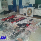 Els agents van intervenir quatre bosses als manters que contenien 49 bosses de mà i 125 parells de sabates falsificades.