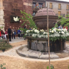La font de la plaça Major de Prades decorada per a l'ocasió
