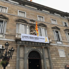 Pancarta instal·lada a la façana del Palau de la Generalitat.