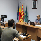 El alcalde de Bañeras del penedès explicando el acuerdo de soterramiento con la Generalitat.