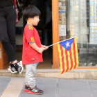 El hijo del propiertari de un bazar iba vestido con la camiseta de la selección española y una estelada en la mano.