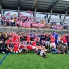 Els jugadors grana van compartir la celebració del campionat del Fair Play aconseguit per l'Athletic Club Fundazioa.