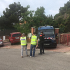 Els Mossos d'Esquadra realitzant una entrada en un domicili de Cala Romana durant l'operació policial d'aquest 28 de maig.