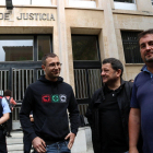 Alguns dels investigats per la vaga del 8-N al Camp de Tarragona, citats a declarar a l'Audiència de Tarragona, a la sortida dels jutjats, entre els quals el regidor de la CUP de Torredembarra, Toni Sacristan. Imatge del 28 de maig del 2018