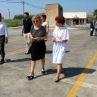 L'alcaldessa de Tortosa, Meritxell Roigé, i la cap de Trànsit a Tarragona i l'Ebre, Maria Teresa Gulbenzu, visitant la pista d'exàmen de Tortosa amb representants de les Autoescoles.