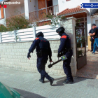 Imatge de l'entrada al domicili de l'investigat, on es van fer les detencions.