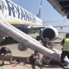 Los pasajeros del avión han tenido que salir por un tobogán de emergencia.
