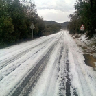 Una tormenta de granizo plenat de hielo en la carretera entre Prades y Albarca.