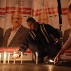 Persones mostrant imatges de Jamal Khashoggi durant una manifestació davant el consolat d'Aràbia Saudíta a Estabul