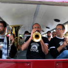 Pla mig de tres músics tocant en el tren turístic de Tarragona en el marc de la 24 ena edició del Festival Dixieland.