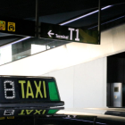 Pla detall del llum d'un taxi, apagat.