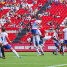 Mejías salta per intentar impactar amb el cap a l'esfèrica durant el partit contra el Majadahonda.