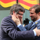 El expresidente Carles Puigdemont saluda a Toni Comín a su llegada a la Delegación de la Generalitat delante de la UE.