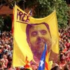 Una pancarta que porta escrit 'Free' amb la cara d'Oriol Junqueras alçada al mig de la manifestació de la diada convocada per l'ANC.