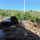 Dos vehicles arrossegats per les fortes pluges a la localitat de Casteldaccia, on el riu Milicia s'ha desbordat i ha inundat les cases veïnes.