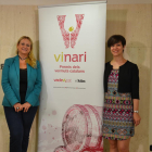 La concejala de Turismo y Proyección de Ciudad, Montserrat Caelles, y la directora de los Premis Vinari, Eva Vicens, en la rueda de prensa de presentación de los cuartos Premis Vinari.