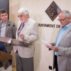 Imagen del concejal de Promoción Económica, Marc Arza, el director gerente de la Fundació Gresoll, Robert Moragues, y el director de los XII Premis Gaudí Gresol, Joan Batet.