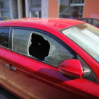 Uno de los coches que sufrió los actos de vandalismo en la ciudad de Tarragona.