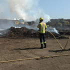 Imagen de los Bomberos trabajando en el incendio de una pila de restos de poda en Botarell.