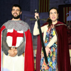 Txell Bonet, pareja de Jordi Cuixart, mostrando la espada de honor, al lado del caballeroImagen del 29 de abril del 2018