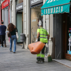 Una imagen de archivo de personal del servicio de limpieza barriendo la calle Llovera.