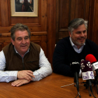 Pla obert dels alcaldes Montblanc i de Valls, Josep Andreu i Albert Batet, en la roda de premsa.