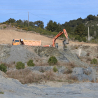 Máquinas trabajando en los pies de la montaña al Coll de Lilla, entre el Alt Camp y la Conca de Barberà, como a actuación previa a la excavación del túnel de la A-27.