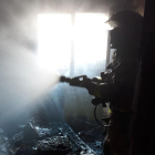 Imagen de los Bomberos actuando en el piso incendiado.