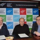 Ramon Marrugat, patró de la Fundació, Miquel Àngel Pradilla, representant d'Onada Edicions, i Joan Josep Marca, president de la FPMC, durant la signatura de la renovació.