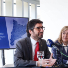 El conseller de Polítiques Digitals, Jordi Puigneró, i l'alcaldessa de Vilanova i la Geltrú, Neus Lloveras, presentant la connexió de fibra òptica pública.