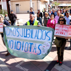 Pla general de manifestants portant cartells reivindicatius sobre les pensions a la sortida de la marxa pel centre d'Amposta. Imatge del 30 d'abril de 2018