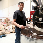 La màquina de torrar cafè del Joan Serrat és una rèplica actualitzada d'un aparell dels anys 40.