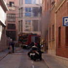 Imagen de los Bomberos trabajando para apagar el fuego de la sala de transformadores del Ayuntamiento de Tortosa.