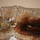 Imatge del sofà on van trobar el cadàver de Cecily Kurtz.