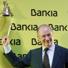 Rodrigo Rato hace sonar una campana durante el debut en bolsa de Bankia, en Madrid.