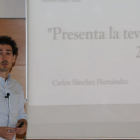 El doctorando de la URV y del IPHES Carlos Sánchez, durant l'exposició de la seca tesi.