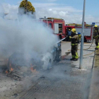 Imatge dels Bombers extingint l'incendi d'un cotxe a Cunit.