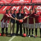 Los futbolistas con el presidente, en el césped del Nou Estadi.
