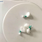 Pla detall de bossetes amb cocaïna que duia traficant detingut a Vilallonga del Camp (Tarragonès). Imatge publicada el 30 de maig del 2018