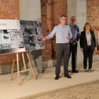 Pla conjunt de l'alcalde d'Amposta, Adam Tomàs, a l'esquerra, presentant els detalls del projecte de la cuina de la residència d'avis.