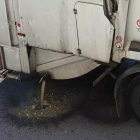 Ahir mateix, un veí del barri denunciava la brutícia que vessava un camió de neteja.