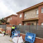 Los técnicos trabajaban en la acera para cortar al servicio.