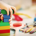 Imagen de un niño jugando con bloques de construcción.