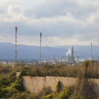 La torxa més alta del complex industrial de Repsol mesura 105 metres d'altura i el cremador està ubicat a l'extrem més elevat.