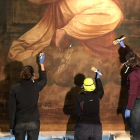 Las pinturas han recuperado el color, como se observa en la tela en la cual trabajan a los restauradores.