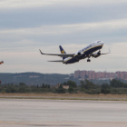 Un avión de Ryanair despega desde el Aeropuerto de Reus.