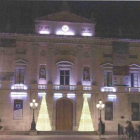 Imatge simualada dels arbres de Nadal cònics que es col·locaran a les escales de l'Ajuntament.