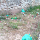 Imagen de botellas y latas tiradas en el pasaje Josepa Massana.